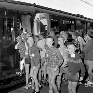 841953 Afbeelding van Groningse kinderen bij de Kinder Vakantie trein op het N.S.-station Groningen.